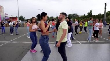 Flashmob dansı. Kızlar bachata dansı yapar. Koreografi Latin Amerika dansı. Bakhata 'da yüksek lisans dersi. Tutkulu dansçılar. Vücudun esnekliği ve esnekliği.