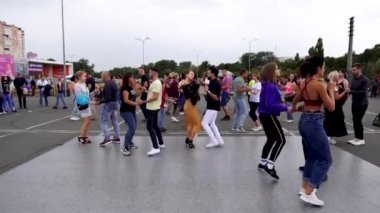 Flashmob dansı. Kızlar bachata dansı yapar. Koreografi Latin Amerika dansı. Bakhata 'da yüksek lisans dersi. Tutkulu dansçılar. Vücudun esnekliği ve esnekliği.