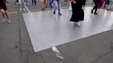 Flashmob dansı. Kızlar bachata dansı yapar. Koreografi Latin Amerika dansı. Bakhata 'da yüksek lisans dersi. Tutkulu dansçılar. Vücudun esnekliği ve esnekliği.