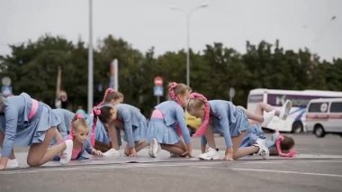 Genç kız dansçılar halka açık bir yerde dans ediyorlar. Sokak dansçıları bir dans ustası sınıfı gösteriyor. Kuzey Avrupa 'da bir kutlamada koreografi. Ukrayna Dansçıları.