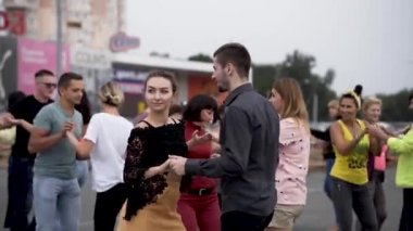 Flashmob dansı. Kızlar bachata dansı yapar. Koreografi Latin Amerika dansı. Bakhata 'da yüksek lisans dersi. Tutkulu dansçılar. Vücudun esnekliği ve esnekliği.