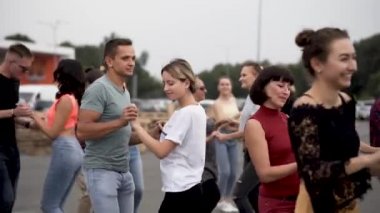 Flashmob dansı. Kızlar bachata dansı yapar. Koreografi Latin Amerika dansı. Bakhata 'da yüksek lisans dersi. Tutkulu dansçılar. Vücudun esnekliği ve esnekliği.