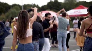 Flashmob dansı. Kızlar bachata dansı yapar. Koreografi Latin Amerika dansı. Bakhata 'da yüksek lisans dersi. Tutkulu dansçılar. Vücudun esnekliği ve esnekliği.