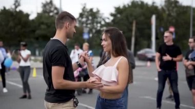 Flashmob dansı. Kızlar bachata dansı yapar. Koreografi Latin Amerika dansı. Bakhata 'da yüksek lisans dersi. Tutkulu dansçılar. Vücudun esnekliği ve esnekliği.