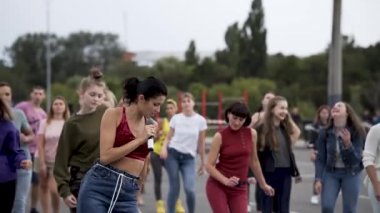 Flashmob dansı. Kızlar bachata dansı yapar. Koreografi Latin Amerika dansı. Bakhata 'da yüksek lisans dersi. Tutkulu dansçılar. Vücudun esnekliği ve esnekliği.