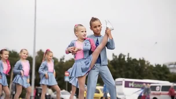 Genç Kız Dansçılar Halka Açık Bir Yerde Dans Ediyorlar Sokak — Stok video