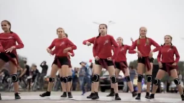 Молоді Дівчата Танцюють Громадському Місці Вуличні Танцюристи Показують Майстер Клас — стокове відео