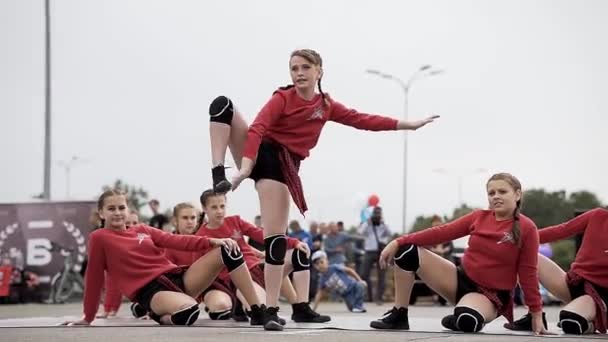 Genç Kız Dansçılar Halka Açık Bir Yerde Dans Ediyorlar Sokak — Stok video