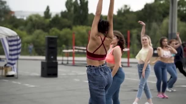 Flashmob Dancing Girls Dance Bachata Choreography Latin American Dance Master — Vídeo de stock