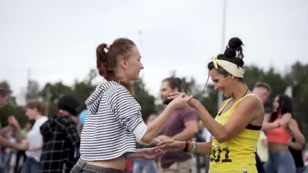 Флашмоб Танцює Дівчата Танцюють Бачату Хореографія Латиноамериканський Танець Майстер Класу — стокове відео