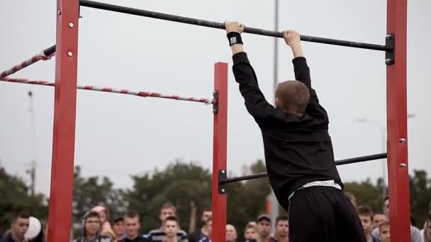 Trening Zawodów Sportowych Europie Północnej Młodzi Sportowcy Pokazują Akrobatyczne Akrobacje — Wideo stockowe