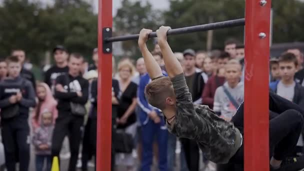 Competições Desportivas Treino Norte Europa Jovens Atletas Mostram Acrobacias Barra — Vídeo de Stock