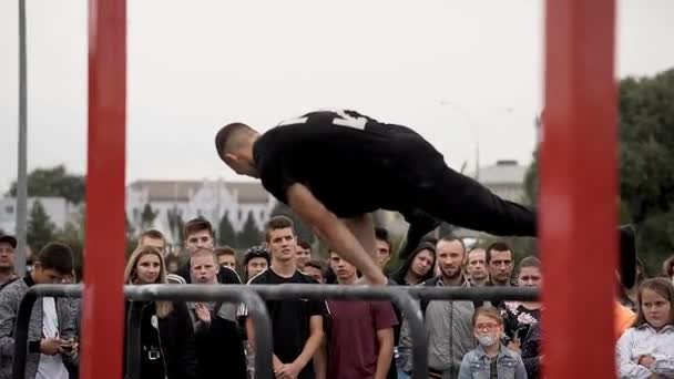 在北欧的运动会上 年轻的运动员在横梁上表演杂技特技 在酒吧和横栏上对运动员进行街头训练 — 图库视频影像