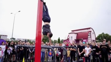 Kuzey Avrupa 'da spor müsabakaları var. Genç sporcular meydanda akrobatik hareketler sergiliyor. Sporcuların barlarda ve yatay barlarda sokak eğitimi. Jimnastik