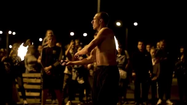 Guy Does Fire Tricks Public Fire Show City Center Master — Vídeos de Stock