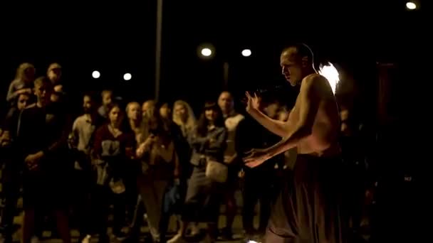 Guy Does Fire Tricks Public Fire Show City Center Master — Stockvideo