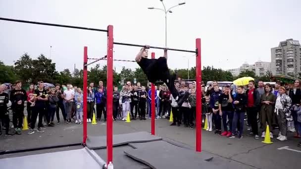 在北欧的运动会上 年轻的运动员在横梁上表演杂技特技 在酒吧和横栏上对运动员进行街头训练 — 图库视频影像