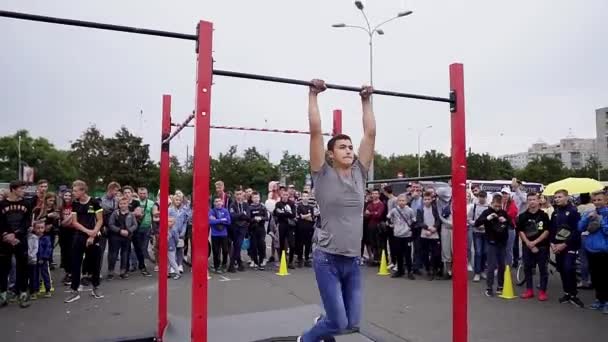 Workout Sportwedstrijden Noord Europa Jonge Atleten Tonen Acrobatische Stunts Crossbar — Stockvideo