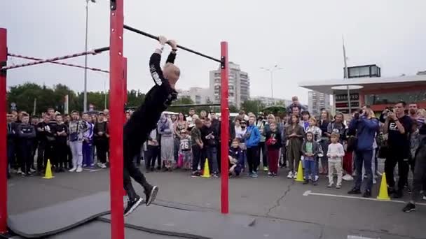 Trening Zawodów Sportowych Europie Północnej Młodzi Sportowcy Pokazują Akrobatyczne Akrobacje — Wideo stockowe