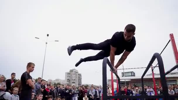 Competições Desportivas Treino Norte Europa Jovens Atletas Mostram Acrobacias Barra — Vídeo de Stock