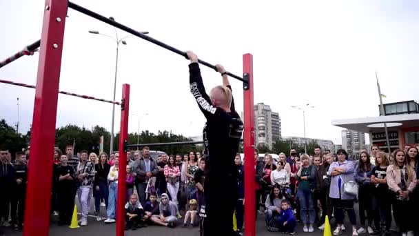Trening Zawodów Sportowych Europie Północnej Młodzi Sportowcy Pokazują Akrobatyczne Akrobacje — Wideo stockowe