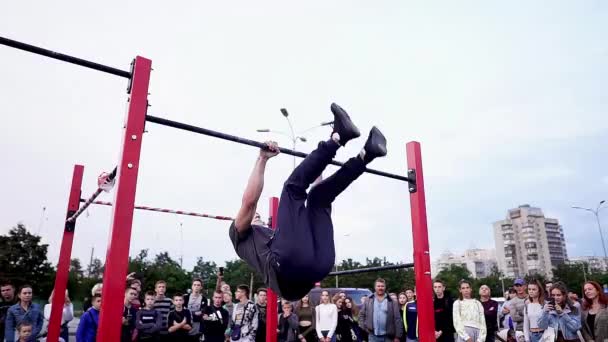 Competições Desportivas Treino Norte Europa Jovens Atletas Mostram Acrobacias Barra — Vídeo de Stock