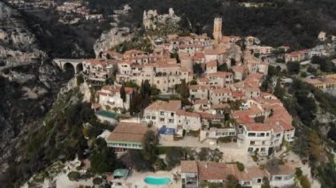 Nice civarındaki Fransız Rivierası 'ndaki Eze şehrinin insansız hava aracı panoramik görüntüsü. Alpler. Denize yakın bir uçurumun kenarındaki şehir bir dron ile filme alındı. Ortaçağ şehri. La Grande Corniche.