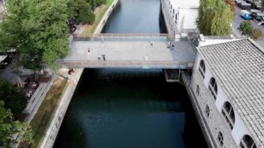 Ljubljana şehrinin insansız hava aracı çekimi. Slovenya 'nın başkenti bir insansız hava aracından görüldü. Slovenya 'daki Ljubljanica Nehri, Sava Nehri' nin bir kolu. Ljubljana 'daki Myasnitsky Köprüsü. Ejder Köprüsü