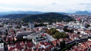 Ljubljana şehrinin insansız hava aracı çekimi. Slovenya 'nın başkenti bir insansız hava aracından görüldü. Slovenya 'daki Ljubljanica Nehri, Sava Nehri' nin bir kolu. Ljubljana 'daki Myasnitsky Köprüsü. Ejder Köprüsü