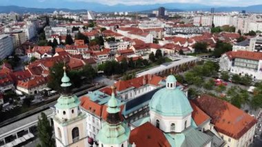 Ljubljana 'daki St. Nicholas Katedrali' nden ateşlenmiş. Ljubljana şehrindeki Katolik katedrali. Ljubljana Piskoposluğu Katedrali. Mimari anıt. Merkezdeki Katedral Ljubljana