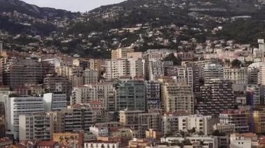 Pahalı yatların demirlendiği yer. 