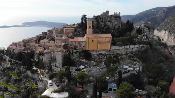 在尼斯附近的法国里维拉 一个风景如画的伊泽小镇的无人驾驶飞机上 全景尽收眼底 阿尔卑斯山 城市在海边的悬崖上用无人机拍摄 中世纪的城市La Grande Corniche — 图库视频影像