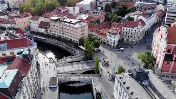 Вид Площадь Историческом Центре Любляны Беспилотника Трехполосные Пешеходные Мосты Через — стоковое видео