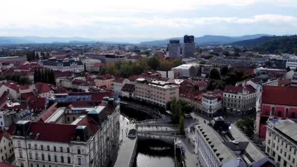 Drone Uitzicht Het Plein Het Historische Centrum Van Ljubljana Drievoudige — Stockvideo