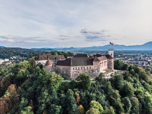 İnsansız hava aracı Ljubljana kalesinden bir atış. Ljubljana şehrinin yukarısındaki bir tepedeki ortaçağ kalesinin insansız hava aracı görüntüsü. Ljubljana İHA atışı. Slovenya 'da savunma tahkimatı.
