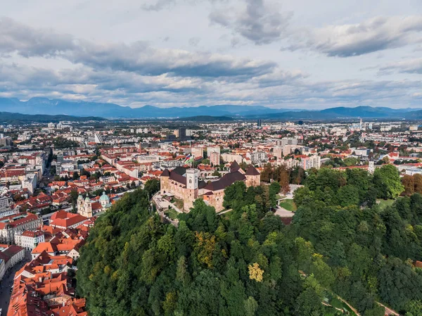 İnsansız hava aracı Ljubljana kalesinden bir atış. Ljubljana şehrinin yukarısındaki bir tepedeki ortaçağ kalesinin insansız hava aracı görüntüsü. Ljubljana İHA atışı. Slovenya 'da savunma tahkimatı.