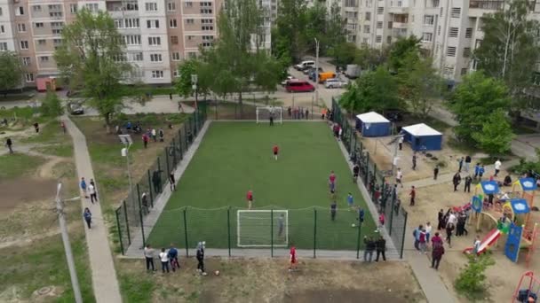 サッカー選手は庭のサッカー場でサッカーをし ドローンからの眺めを楽しむ 子供たちはサッカードローンビューを再生します 北ヨーロッパでの子供サッカーの試合 ドローン撮影 — ストック動画