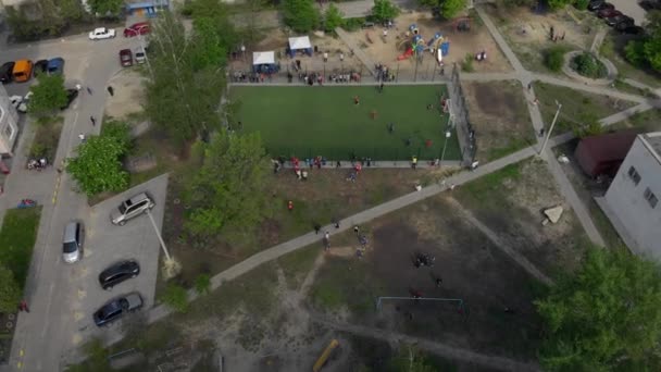 Футболисты Играют Футбол Футбольном Поле Дворе Вид Беспилотника Дети Играют — стоковое видео