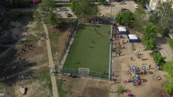 Jogadores Futebol Jogam Futebol Campo Futebol Quintal Vista Drone Crianças — Vídeo de Stock