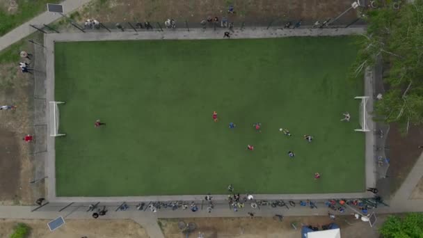 Aikaero Jalkapalloilijat Pelaavat Jalkapalloa Jalkapallokenttä Pihalla Näkymä Drone Lapset Pelaavat — kuvapankkivideo