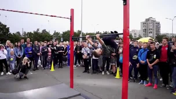 Workout Sportwettkämpfe Nordeuropa Junge Athleten Zeigen Akrobatische Stunts Auf Der — Stockvideo
