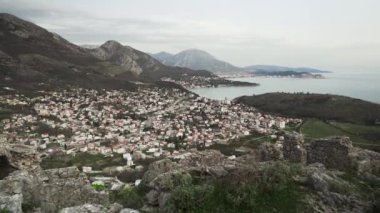 Karadağ kıyısındaki ortaçağ kalesi. Karadağ 'daki Sutomore dağlarının manzarası. Harap olmuş Haj-Neha.Karadağ 'daki Kale. Adriyatik Denizi manzarası.