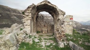 Hacı-Nehai kalesinde bir ikona sahip harap bir oda. Sutomore Karadağ 'daki kale. Karadağ dağlarında sunak. Dağlarda yürüyüş. Karadağ kıyısındaki ortaçağ kalesi.