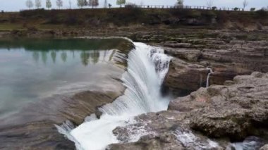 Karadağ 'ın başkenti Podgorica yakınlarındaki Niagara Şelalesi. Karadağ 'ın simgesi. Prokletie Ulusal Parkı 'ndan Skadar Gölü' ne akan Tsievna Nehri 'ndeki Niagara Şelalesi. Su taşa vurur