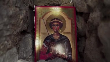 Hacı-Nehai kalesinde bir ikona sahip harap bir oda. Sutomore Karadağ 'daki kale. Karadağ dağlarında sunak. Dağlarda yürüyüş. Karadağ kıyısındaki ortaçağ kalesi.