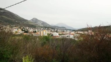 Dağlarda yürüyüş. Karadağ 'daki Sutomore dağlarının manzarası. Adriyatik Denizi manzarası. Dağ manzarası. Denize yakın bir tatil köyü. Karadağ 'ın dağlarında dinlenin. 