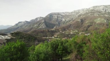 Budva 'da madencilik endüstrisi. Karadağ 'ın dağlarının Hac Nehac kalesinden görünüşü. Montenegro 'da inşaat malzemeleri üretimi. Budva' da beton fabrikası. Kaya madenciliği