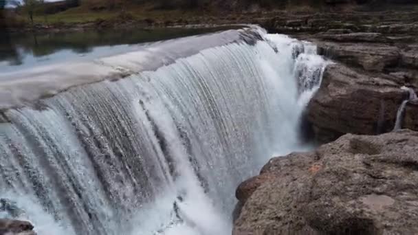 モンテネグロの首都ポドゴリツァ近くのナイアガラの滝 モンテネグロのランドマーク ナイアガラ滝は プロクレティ国立公園からスカダー湖まで流れるティエヴナ川の上にある 石の上の水のビート — ストック動画