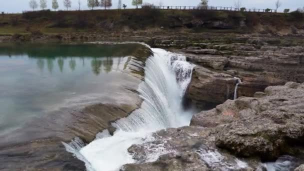 Cataratas Del Niágara Cerca Capital Podgorica Montenegro Monumento Montenegro Cataratas — Vídeo de stock