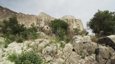 Harap haldeki Hac Nejj Kalesi. Sutomore Karadağ 'daki kale. Karadağ kıyılarında Venedikliler tarafından inşa edilen ortaçağ kalesi. Dağların manzarası harika. Budva Riviera.